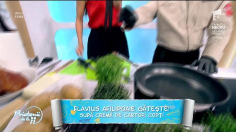 Ce bunătate! Supă cremă de cartofi copți cu cremă de usturoi