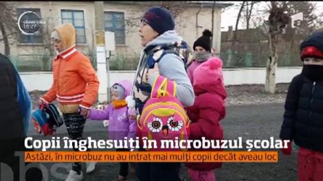 Imagini revoltătoare! Copiii sunt transportaţi în microbuzul şcolar ca sarmalele, în Tulcea