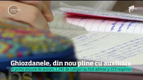 NOILE REGULI DIN ȘCOLI! Când credeau că au scăpat de ghiozdanele grele, elevii primesc din nou kilograme întregi de manuale. Şi le cară în spate, cu preţul sănătăţii