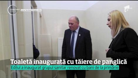 Primarul din Piatra Neamţ a tăiat panglica la inaugurarea unor WC-uri dintr-o şcoală! Ca la noi, la nimenea!