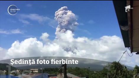 Imagini neobişnuite în Filipine! Doi miri au realizat o şedinţă foto inedită chiar în dreptului unui vulcan care tocmai erupe