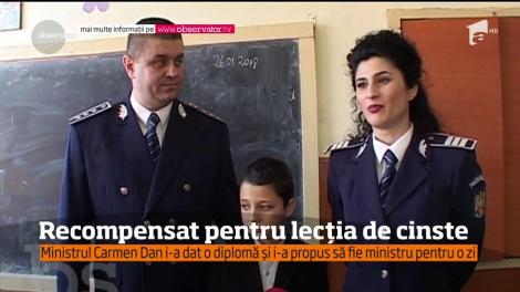 Puştiul care a găsit un portofel pe stradă în Târgu Jiu şi l-a dus imediat dirigintei a primit o diplomă din partea ministrului de Interne