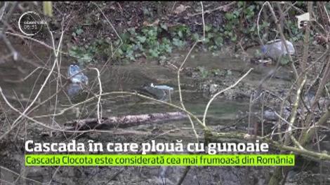 Clocota, una dintre cele mai frumoase cascade din România, a ajuns o groapă de gunoi