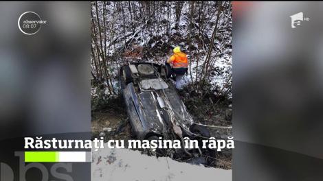 Un tânăr din Reşiţa, la spital după ce mașina s-a rostogolit într-o râpă