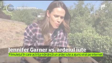 Vei râde cu lacrimi! Filmulețul în care Jennifer Garner mănâncă un ardei iute a ajuns viral pe internet. Da, e mai tare decât cel cu bebelușii care gustă lămâie!