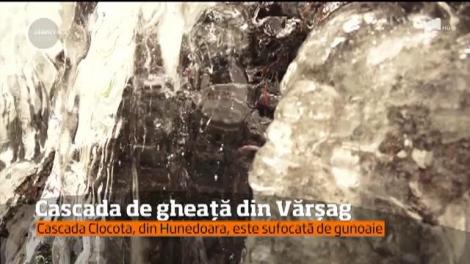 Cascada Vărşag din judeţul Harghita, o sculptură în gheață