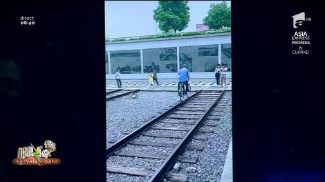 Smiley News: Un bătrânel face echilibristică pe bicicletă pe o şină de cale ferată