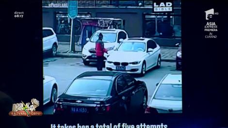Smiley News: O şoferiţă ne arată cum nu trebuie să parchezi niciodată maşina