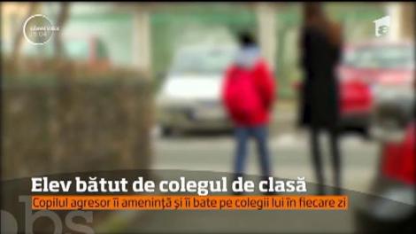 Imagini care vă pot afecta emoțional. Un copil de clasa a V a ESTE BĂTUT CRUNT de colegul de clasă!