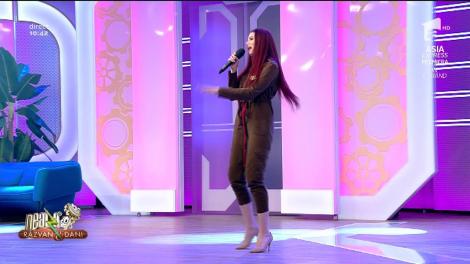 Yamira cântă melodia "In Your Blue"