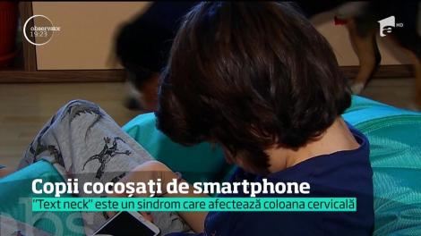 Copiii noii generaţii sunt cocoşaţi de tehnologie, la propriu! Pentru că stau cu ochii aplecaţi în telefon, ajung să-şi deformeze grav coloana