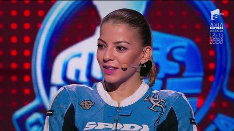 O motociclistă i-a pus la mare încurcătură! Roxana și Cristi au început concursul cu mari emoții