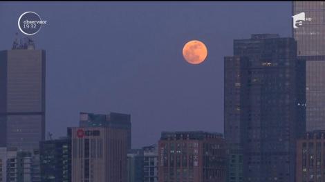Luna a făcut spectacol pe cer. Superluna albastră sângerie i-a ținut pe oameni cu ochii pe cer