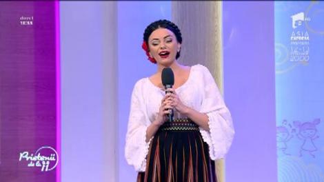 Cosmina Adam cânta melodia "Îți cant lume, cu drag, ție"