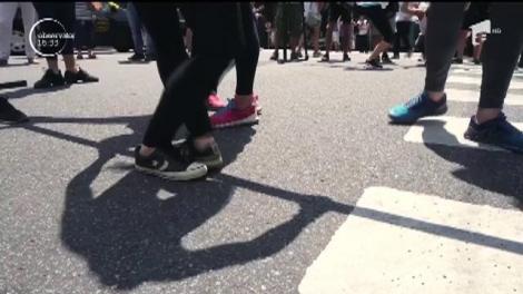 Zeci de coregrafi şi dansatori au protestat în pași de dans pe străzile din Buenos Aires