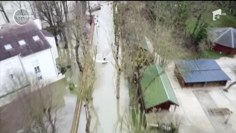 Vremea rea şi inundaţiile nu reprezintă o problemă pentru doi francezi optimişti şi creativi