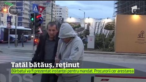 Bărbatul din Timiş, care a bătut un coleg de-al băiatului său, chiar în sala de clasă, în timpul orelor, a fost reţinut de poliţişti