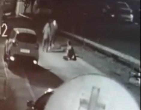 Înjunghiat în stradă, în faţa unui club din Gorj, un tânăr rămâne mutilat pe viaţă! Medicii i-au amputat piciorul