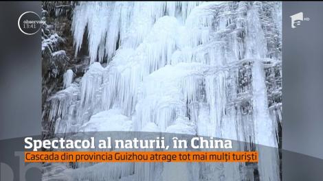Spectacol al naturii, în China. O cascadă care a îngheţat complet atrage tot mai mulţi turişti