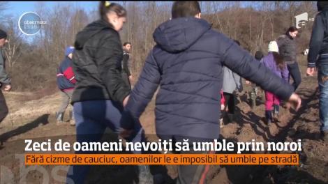 Zeci de familii dintr-un sat din Dâmboviţa se luptă de ani de zile cu noroaiele