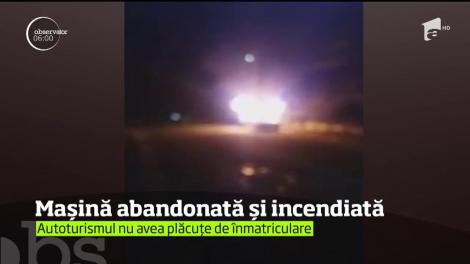 Flăcări imense au mistuit un autoturism parcat pe o stradă dintr-o comună argeşeană