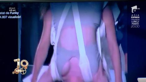 Smiley News! Nu există aşa ceva. Prezentare de modă cu oameni pe post de... accesorii!