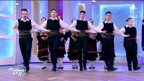 Ansamblul Kymata al Uniunii Elene din România, dans pe scena de la "Prietenii de la 11"