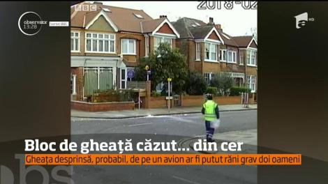 Video ȘOCANT. Doi bărbați la un pas să fie OMORÂȚI de o bucată de gheață CĂZUTĂ DIN CER!