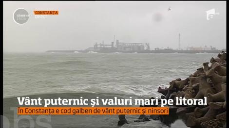 Vânt puternic şi valuri mari pe litoral