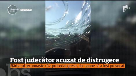 Un fost judecător din Craiova este acuzat de distrugere după ce, cu o coadă de umbrelă, a spart parbrizul unei maşini