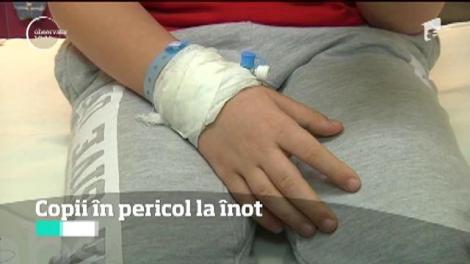 Copii în pericol la înot. Un băiat de opt ani s-a rănit grav la piscină