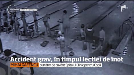 Accident grav, în timpul lecției de înot. Un copil de opt ani a ajuns de urgenţă la spital după ce şi-a sectionat trei degete!