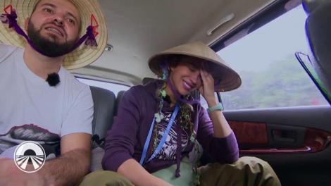 Fiecare echipă trebuie să facă rost de câte două pălării conice de la localnicii din Vietnam