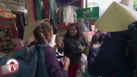 Li s-a spus că trebuie să se descurce cu un euro pe zi. Acum, cele șapte cupluri trebuie să-i cumpere cadou Ginei în valoare de doi euro