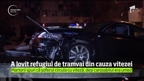 Un şofer a intrat cu maşina într-un refugiu de tramvai pe şoseaua Olteniţei din Capitală