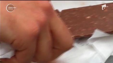 Desert cu surprize neplăcute pentru o familie din Constanţa! În ciocolata bio luată de la supermarket, o fetiţă a găsit mai mulţi viermi