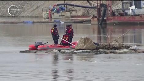 Trei persoane şi-au pierdut viaţa după ce o ambarcaţiune cu imigranţi s-a scufundat în apropiere de graniţa dintre Turcia şi Grecia