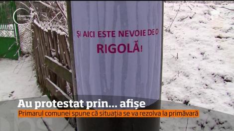 Au nevoie de un pod, de 60 de ani! Localnicii protestează prin... afișe