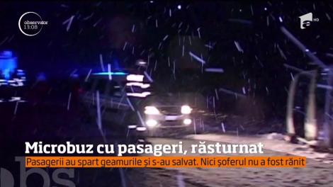 Un microbuz în care erau 11 oameni s-a răsturnat în judeţul Vaslui. Ca prin minune, călătorii au reuşit să iasă singuri