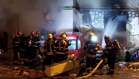 O explozie a cutremurat un bloc din centrul Capitalei. Suflul puternic a desprins bucăţi din zid