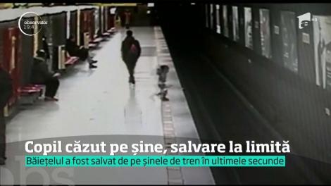 Imagini dramatice filmate la metrou. Un băieţel de doi ani a fugit de lângă mama lui şi a căzut pe şinele de tren!