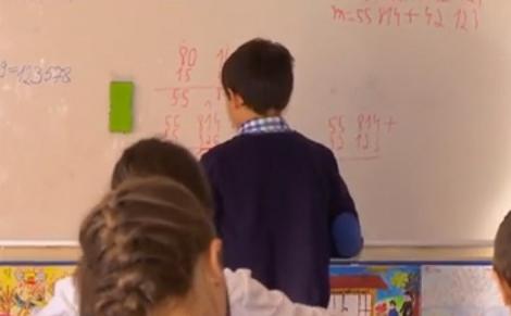 Haosul salariilor. Dascălii fără bani de rate ameninţă cu greva