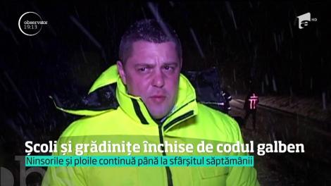 Bătrână cărată în spate până la ambulanță. Zeci de localităţi au rămas pierdute în zăpadă