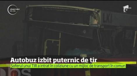 La ieşire din Galaţi, pasagerii unui autobuz nu au fost la fel de norocoşi