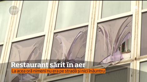 Un restaurant dintr-o zonă aglomerată a Capitalei a sărit în aer. 16 maşini parcate pe trotuar au fost avariate
