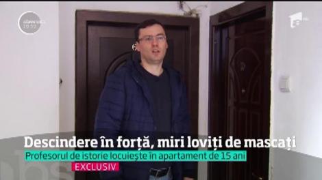 Mascaţii au intrat cu forţa, din greşeală, peste un profesor! I-au pus la pământ familia şi l-au lovit cu arma pe viitorul său socru