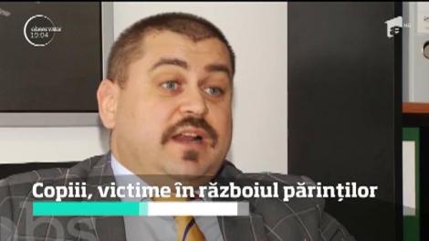 Dialog sfâşietor între un copil și salvatorii lui. Încuiat în casă de tată a fost salvat de pompieri