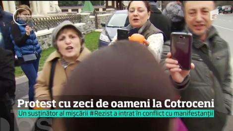 Protest cu zeci de oameni la Cotroceni