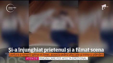 Imagini șocante! Şi-a înjunghiat prietenul şi l-a filmat apoi în timp ce sângerează