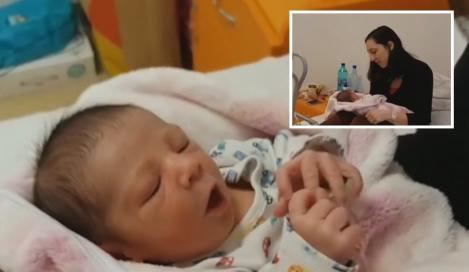 Poți să nu plângi? Mama a născut-o pe bancheta din spate, în timp ce tatăl gonea spre spital: "Am auzit deodată scâncete. Am înlemnit!"